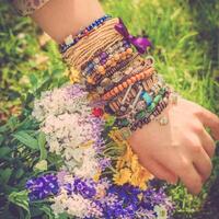 mode coup de une magnifique boho style fille sur la nature Contexte. bohème, hippie. photo