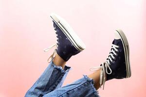 femme dans élégant bleu des chaussures sur rose Contexte photo