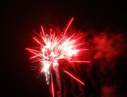 feu d'artifice de couleur dans le ciel nocturne photo