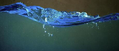 Frais l'eau avec vagues et bulles photo