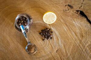 café des haricots sur une en bois table photo