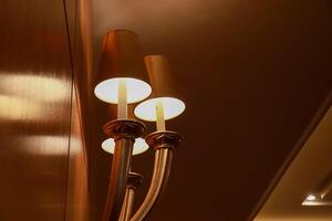 classique lampe avec chaud lumière photo