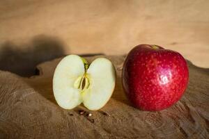 Frais rouge pommes sur une en bois Contexte photo