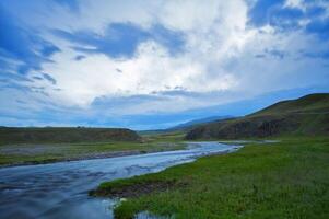 le Montagne rivière dans crépuscule, Almaty zone, assy photo