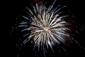 feu d'artifice de couleur dans le ciel nocturne photo