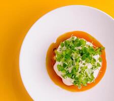 légume salade avec Avocat et crème sauce photo