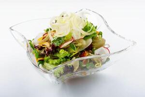 un radis salade dans verre bol isolé sur blanc photo