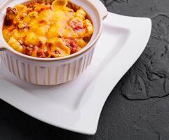 macaroni et fromage cuit sur assiette photo