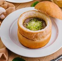 épinard soupe dans pain bol sur Haut vue photo