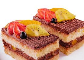 pièces de bouffée Pâtisserie Gâteaux avec des fraises et kiwi photo