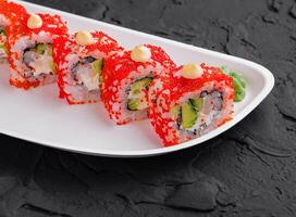 Sushi rouleau Californie sur blanc assiette photo