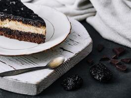 chalet fromage gâteau avec pruneaux et Chocolat photo