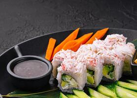 Sushi Rouleaux avec Crabe des bâtons et concombres photo