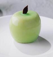 Pomme en forme de mousse gâteau sur assiette photo