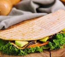 tacos avec courgette, salade et tomates photo