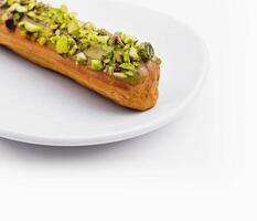 délicieux éclair avec pistache et crème photo