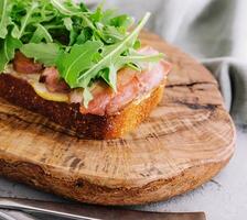 Bacon et Oeuf sandwich avec Provolone fromage et Roquette photo