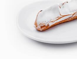 éclair avec Meringue sur blanc assiette photo