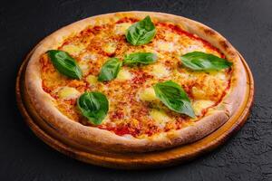 margherita Pizza sur noir surface photo
