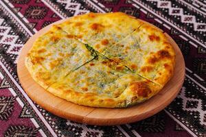 fraîchement cuit traditionnel khachapuri fromage pain photo