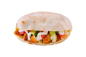 Frais poulet shawarma sandwich isolé sur blanc photo