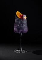 élégant cocktail avec violet teinte et garnir photo