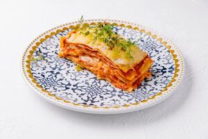 Frais fait maison lasagne sur fleuri assiette photo