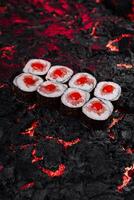 Sushi Rouleaux sur ardent lave texture Contexte photo