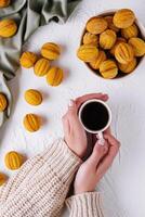 confortable café Pause avec fraîchement cuit biscuits photo