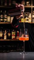 barman verser une cocktail à une bar photo