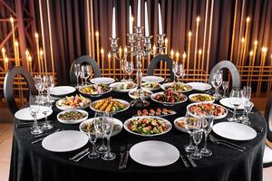 élégant à manger table ensemble pour gourmet banquet photo