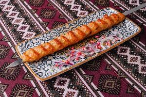 traditionnel poulet kebab sur fleuri assiette photo