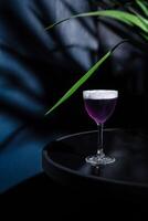 élégant violet cocktail sur foncé Contexte photo