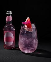 rafraîchissant rose Gin Tonique avec pamplemousse garnir photo