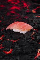 ardent Sushi délice sur volcanique Roche photo