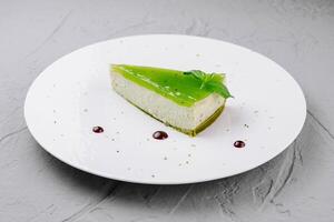 Frais citron vert cheesecake tranche sur assiette photo