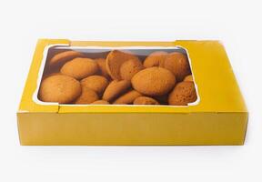 boîte de Frais cuit biscuits isolé sur blanc photo