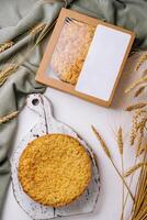 fait maison Pomme tarte sur rustique Coupe planche avec blé décor photo
