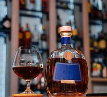 élégant Cognac bouteille et verre sur bar compteur photo
