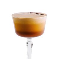 Expresso martini cocktail isolé sur blanc photo