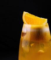 rafraîchissant Orange cocktail sur foncé Contexte photo