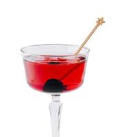 élégant rouge cocktail avec Cerise garnir dans verre photo