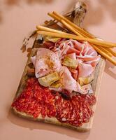 gourmet charcuterie assortiment sur en bois planche photo