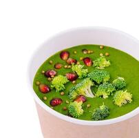 Frais vert brocoli soupe dans jetable bol photo
