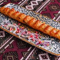 traditionnel poulet kebab sur fleuri assiette photo