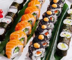 gourmet Sushi plat sur élégant table réglage photo