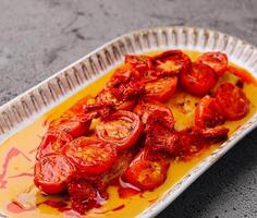 rôti Cerise tomates sur ovale assiette photo