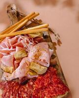 gourmet charcuterie assortiment sur en bois planche photo