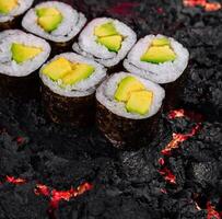 Avocat Sushi Rouleaux sur fondu lave texture photo