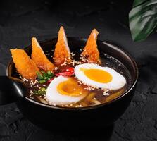 gourmet ramen bol avec croustillant garnitures photo